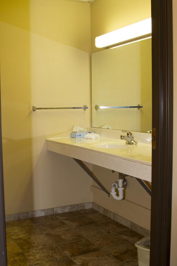 Cottonwood Inn & Suites Phillipsburg Экстерьер фото